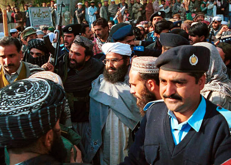 2019 год. Лидер исламистской группировки «Джаиш-е-Мухаммад» Масуд Азхар (в центре) прибывает в Исламабад
