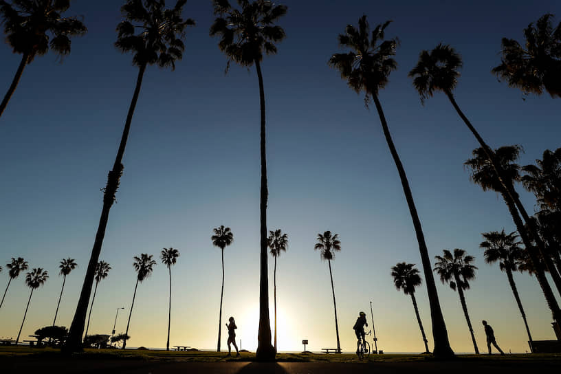Сан-Диего, США. Люди тренируются на пляже с соблюдением дистанции
