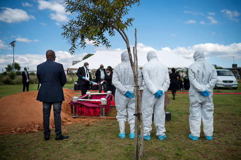 Йоханнесбург, ЮАР. Похороны погибшего от коронавирусной инфекции