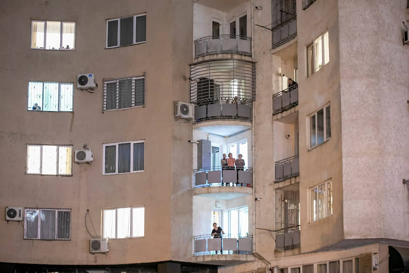 Жители Грузии на балконах квартир