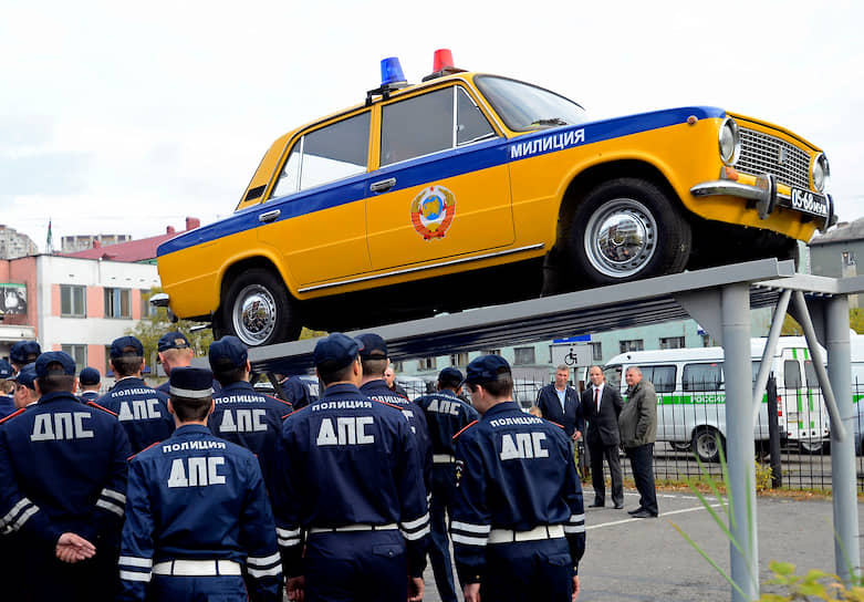 Открытие памятника патрульному автомобилю ВАЗ-2101 в честь 77-летия Мурманского областного УГИБДД в 2015 году 