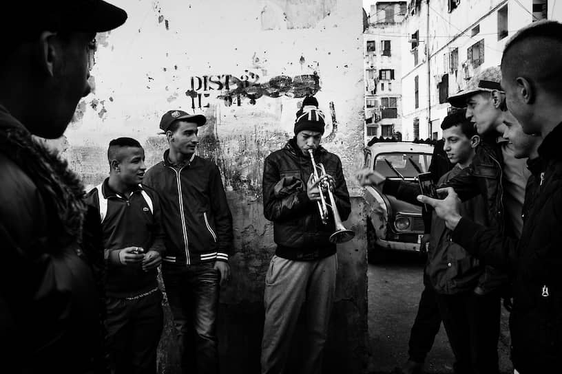 Фотоисторией года стала серия снимков Ромэна Лорендо о молодых алжирцах, участвующих в протестном движении