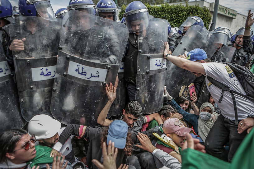 Один из номинантов на лучший снимок года — кадр со столкновений студентов и полиции в Алжире. Фотография стала лучшей в категории «Горячие новости»