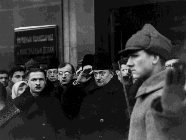 Нарком по иностранным делам Георгий Чичерин (на фото — в центре) постоянно призывал горячих сторонников мировой революции к осторожности