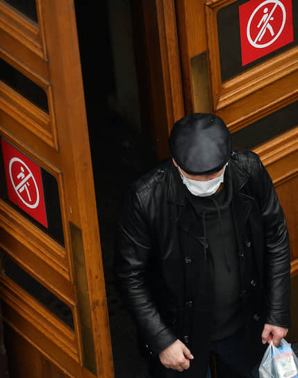 Москва. Мужчина в медицинской маске выходит из метро