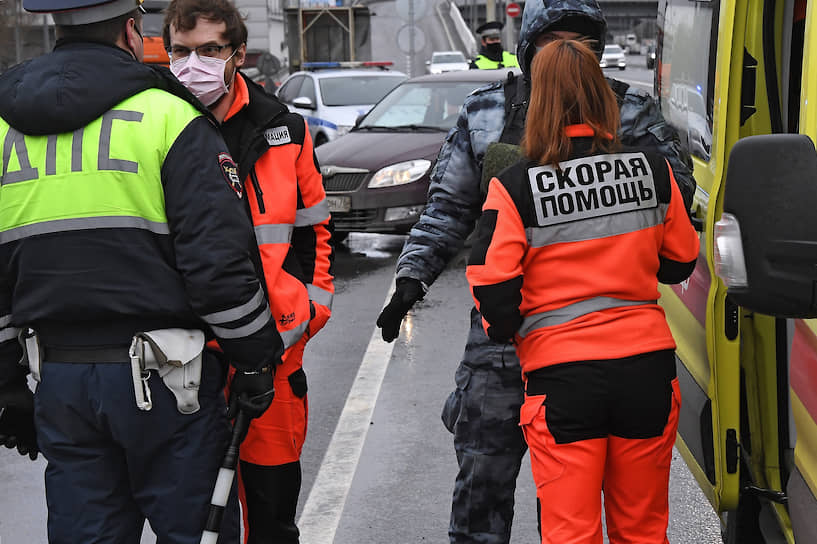 Москва. Сотрудники ДПС во время проверки пропусков для въезда в город