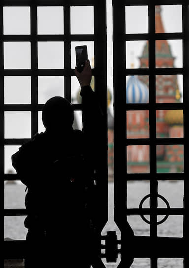 Москва. Мужчина с мобильным телефоном в руке возле Воскресенских ворот