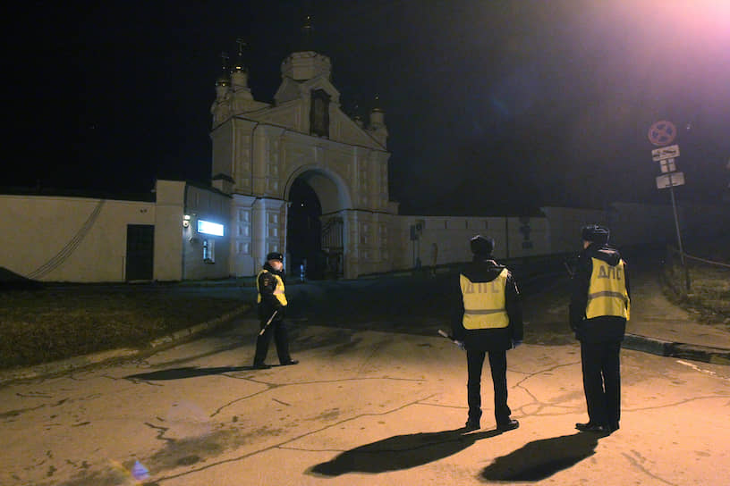 Полицейский пост у входа в нижегородский Печерский монастырь, закрытый для прихожан из-за коронавируса