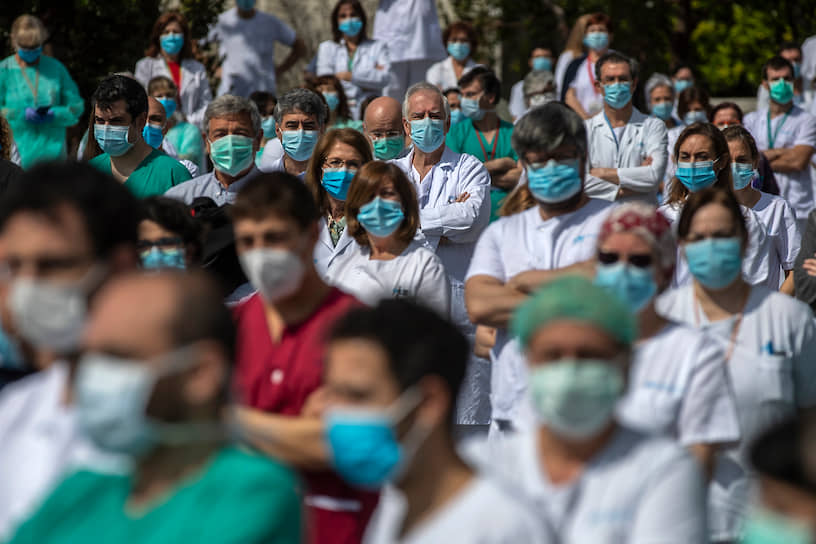 Мадрид, Испания. Медики госпиталя Ла Пас собрались почтить память главного хирурга, погибшего от коронавируса 