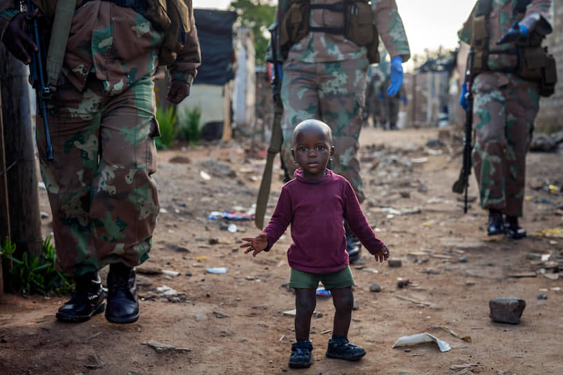 Александра, ЮАР. Военные патрулируют трущобы, жители которых протестуют из-за нехватки еды во время карантина