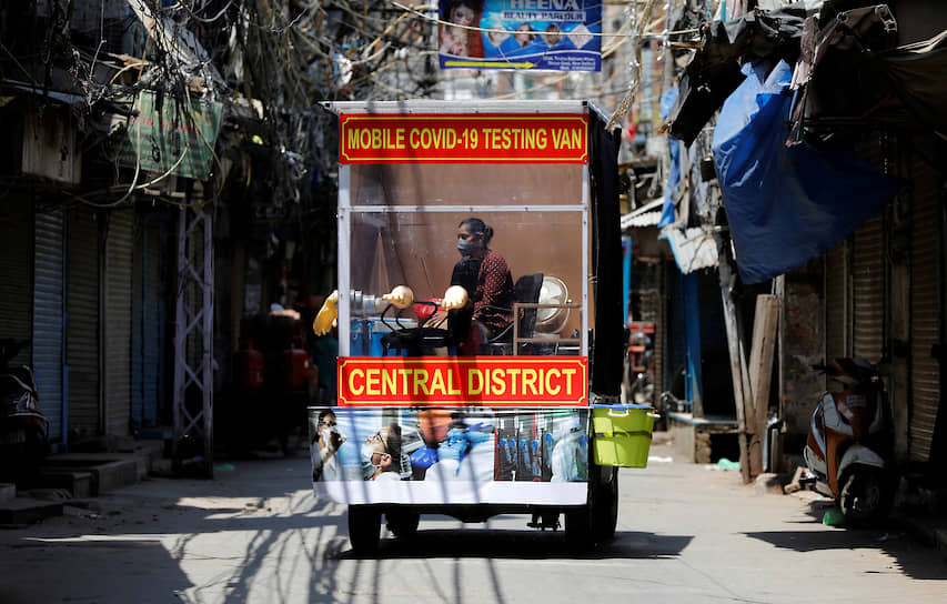 Нью-Дели, Индия. Мобильный пункт тестирования на коронавирусную инфекцию