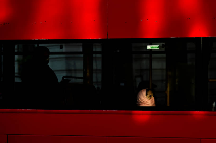 Лондон, Великобритания. Женщина в автобусе