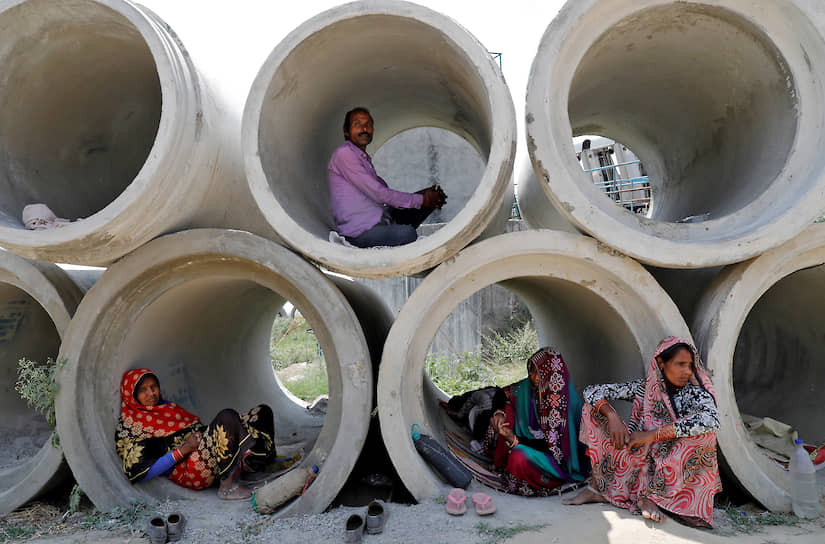 Лакхнау, Индия. Рабочие-мигранты отдыхают в цементных трубах 