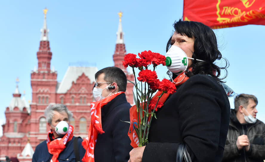 Участники шествия, посвященного 150-летию со дня рождения Владимира Ленина на Красной площади