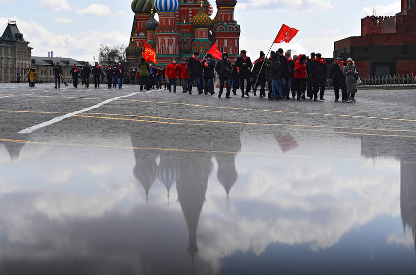 В ФСО уточнили: Красная площадь остается открытой для посещений, несмотря на режим самоизляции. Ограничения распространяются только на Мавзолей и некрополь у кремлевской стены. Чтобы возложить цветы, участникам пришлось разбиться на группы