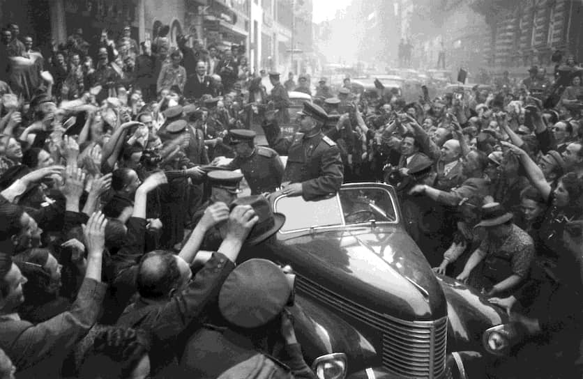 «День освобождения Праги,— вспоминал маршал И. С. Конев,— был для меня очень беспокойным» (на фото жители Праги приветствуют маршала Советского Союза И. С. Конева, май 1945 года)