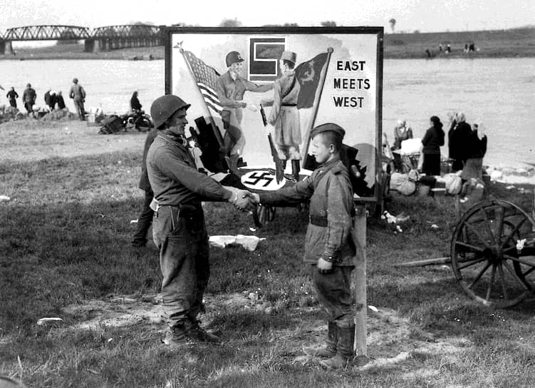На фоне плаката «Восток встречается с Западом» фотографировались на память многие солдаты двух союзнических армий