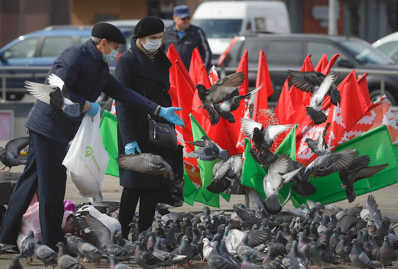 Жители Минска в защитных масках кормят голубей