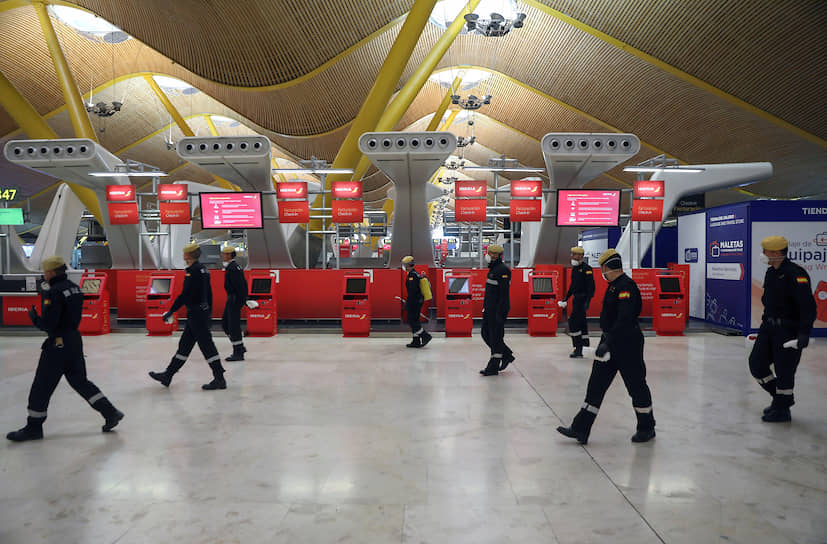 Аэропорт Мадрида во время дезинфекции