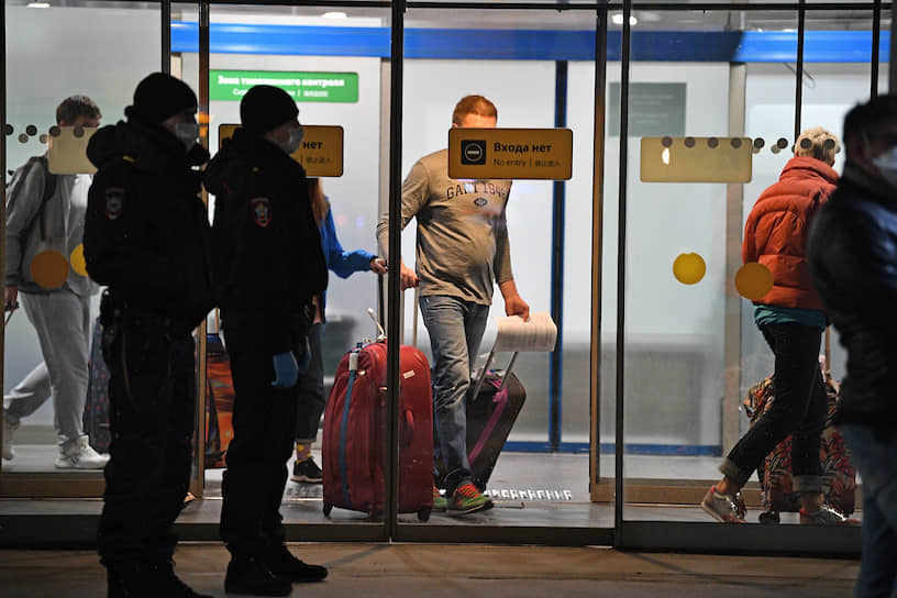 Российские туристы в аэропорту Шереметьево, прибывшие из Ларнаки (Кипр) и Таиланда