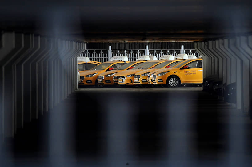 Москва. Стоянка автомобилей «Яндекс. Такси» под путепроводом Третьего транспортного кольца