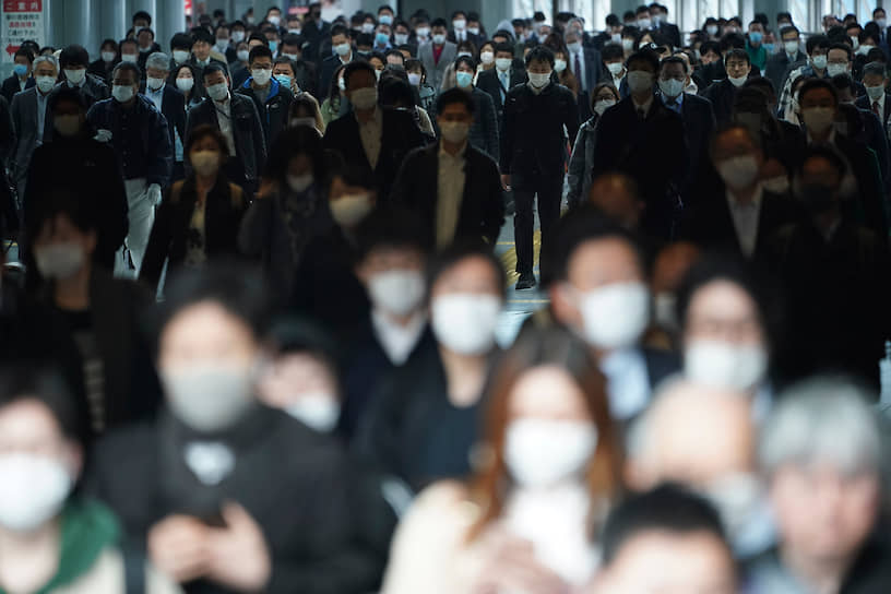 Токио, Япония. Пассажиры метро в медицинских масках