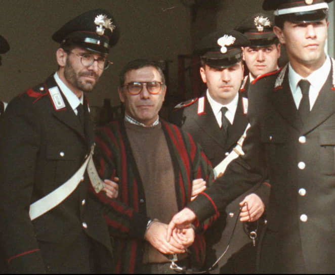 По данным The Guardian, в общей сложности в итальянских тюрьмах находится 74 мафиози, соответствующих критериям перевода под домашний арест из-за коронавируса. Одним из первых может выйти на свободу лидер сицилийской мафии 78-летний Леолука Багарелла, ответственный за десятки убийств 