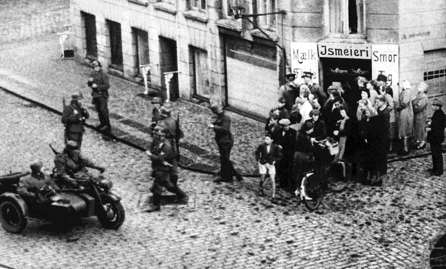 «В крупнейших городах Дании ежедневно было по несколько убийств немецких солдат и офицеров. Немецкое командование и гестапо не сумели найти виновников и организаторов этих антинемецких выступлений» (на фото — поиски участников сопротивления. Копенгаген, октябрь 1943 года)