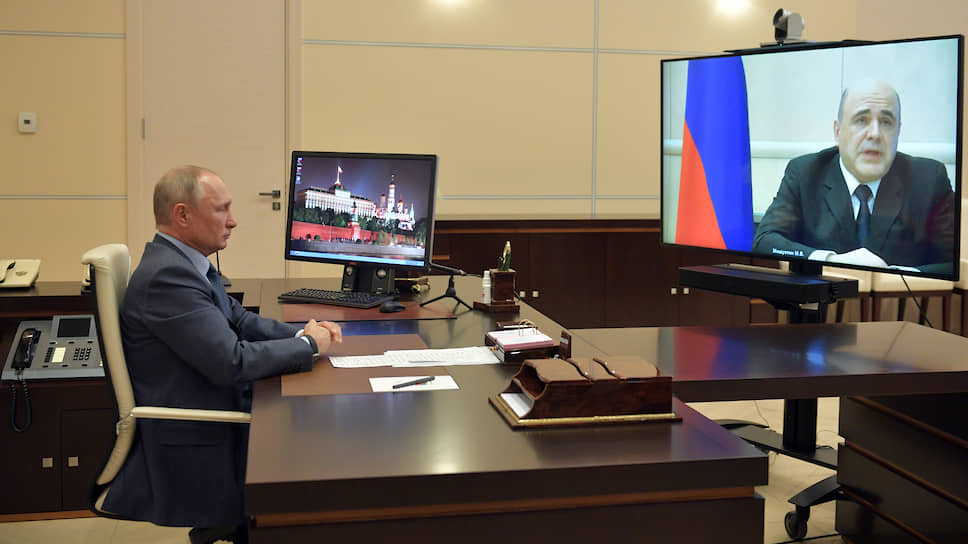 Президент России Владимир Путин (слева) и премьер-министр Михаил Мишустин