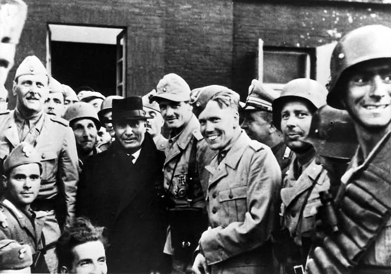 «Этот отряд получил задачу — освободить и похитить МУССОЛИНИ» (на фото — Скорцени (слева) со своими диверсантами после захвата гостиницы, где содержался Муссолини (в черном пальто), 12 сентября 1943 года)