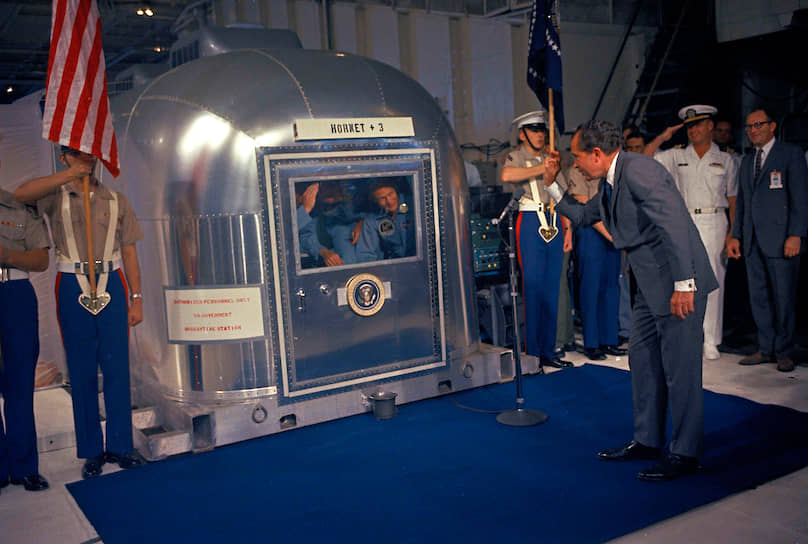 Президент США Никсон и астронавты миссии «Аполлон-11» в специальном карантинном модуле 