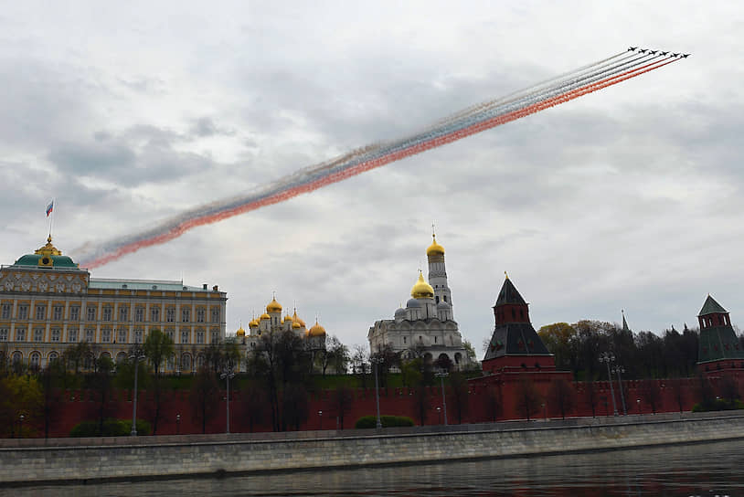 Шесть штурмовиков Су-25 окрасили небо в цвета российского флага