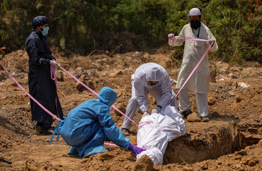 Похороны на кладбище в Нью-Дели мусульманина, умершего от коронавируса
