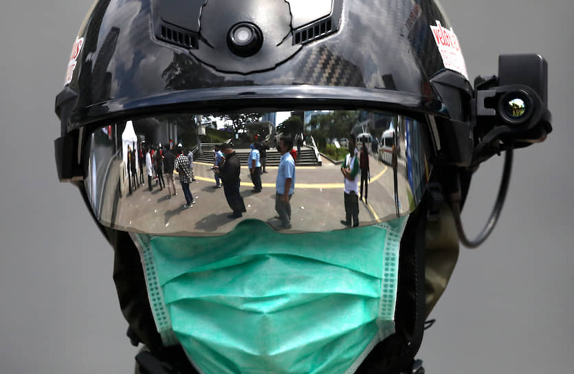 Джакарта, Индонезия. Охранник наблюдает за порядком в очереди желающих пройти тест на коронавирус