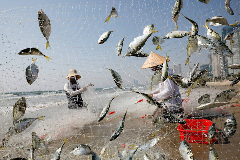 Дананг, Вьетнам. Рыбаки на пляже 