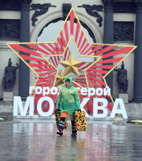 Москва. Высадка цветов в парке Победы на Поклонной горе