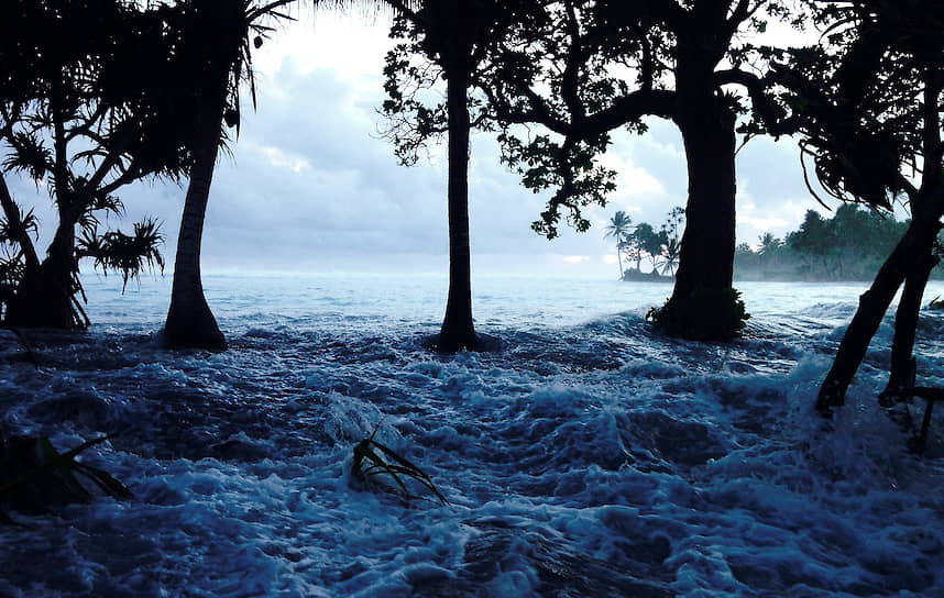 Маршалловы острова в Тихом океане также страдают от повышения уровня Мирового океана. После затоплений тысячи мертвых рыб оказываются гниющими на берегу