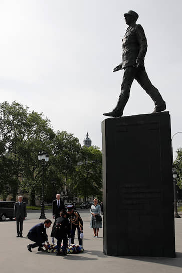 Париж, Франция. Президент страны Эмманюэль Макрон возле статуи генерала Шарля де Голля