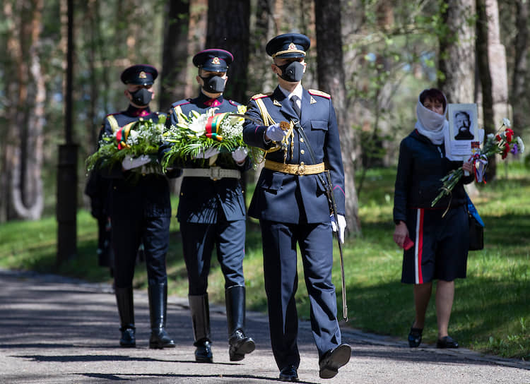 Вильнюс, Литва. Солдаты во время церемонии возложения цветов к мемориалу жертвам нацизма