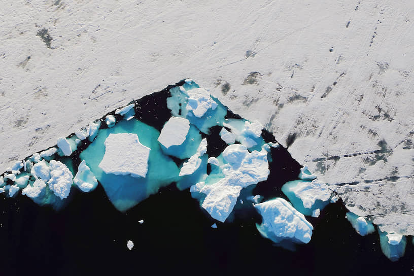 Тающий ледник в районе населенного пункта Тасиилак в восточной Гренландии, ледяной покров которой с 2003 года сократился более чем на 3,5 трлн т
