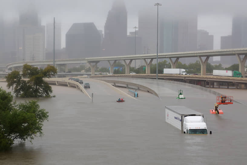 Последствия в Хьюстоне урагана «Харви», бушевавшего летом 2017 года в штате Техас. Сообщалось, что повышение температуры воды в мировом океане способствует формированию все более разрушительных ураганов и штормов