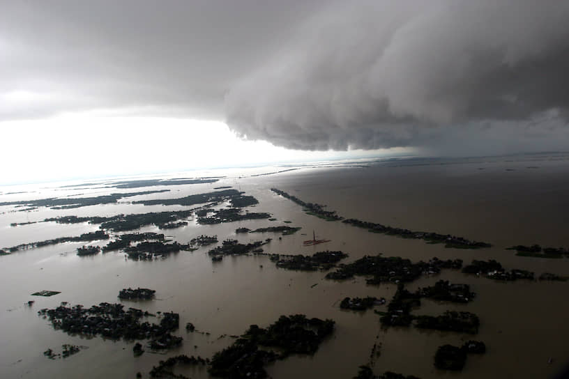 Бангладеш считается одной из наиболее уязвимых стран из-за последствий глобального потепления, таких как наводнения, циклоны, оползни, повышение уровня моря&lt;br>
На фото: затопленный из-за проливных дождей город Чандпур в 170 км от столицы Бангладеш Дакки 