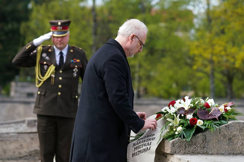 Рига, Латвия. Президент республики Эгилс Левитс во время церемонии возложения цветов на Братском кладбище
