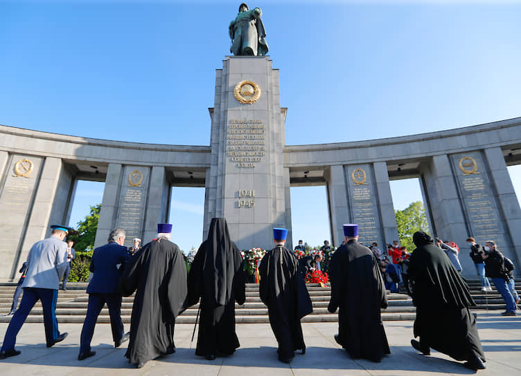 Берлин, Германия. Русские православные священники принимают участие в торжествах по случаю Дня Победы