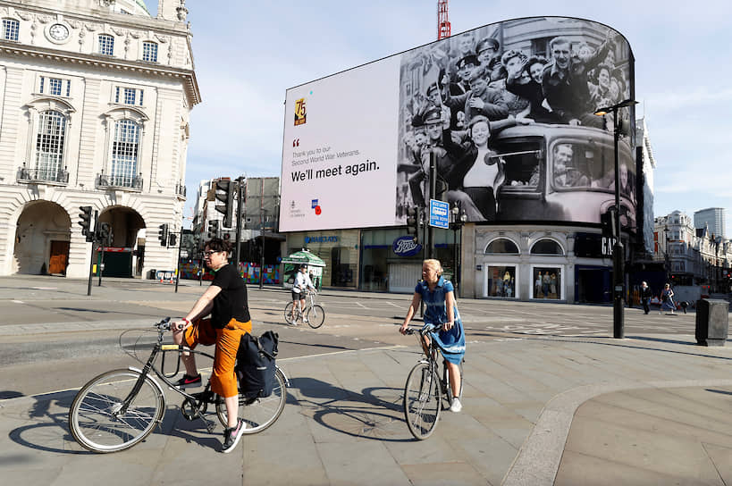 Лондон, Великобритания. На экране транслируют сообщение с благодарностью ветеранам Второй мировой войны