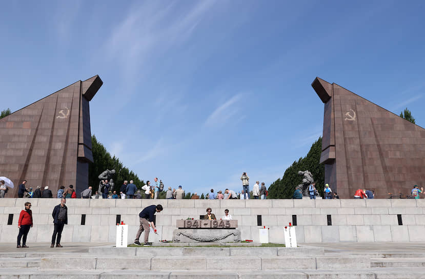 Берлин, Германия. Люди возле мемориала павшим советским воинам в Трептов-парке