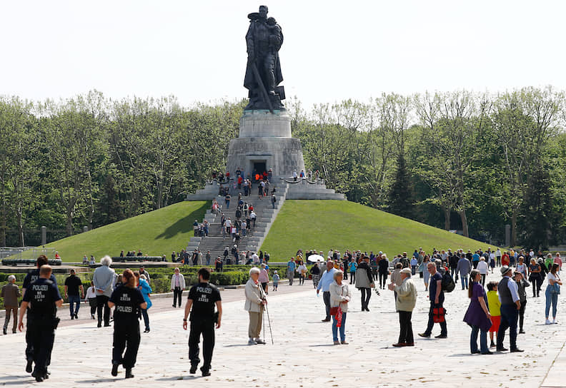 Берлин, Германия. Празднование Дня Победы возле мемориала павшим советским воинам в Трептов-парке