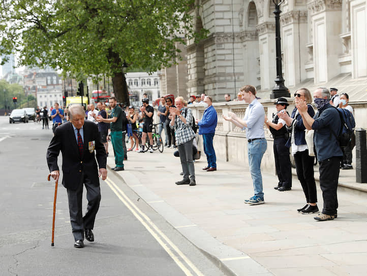 Лондон, Великобритания. Люди аплодируют ветерану Второй мировой войны