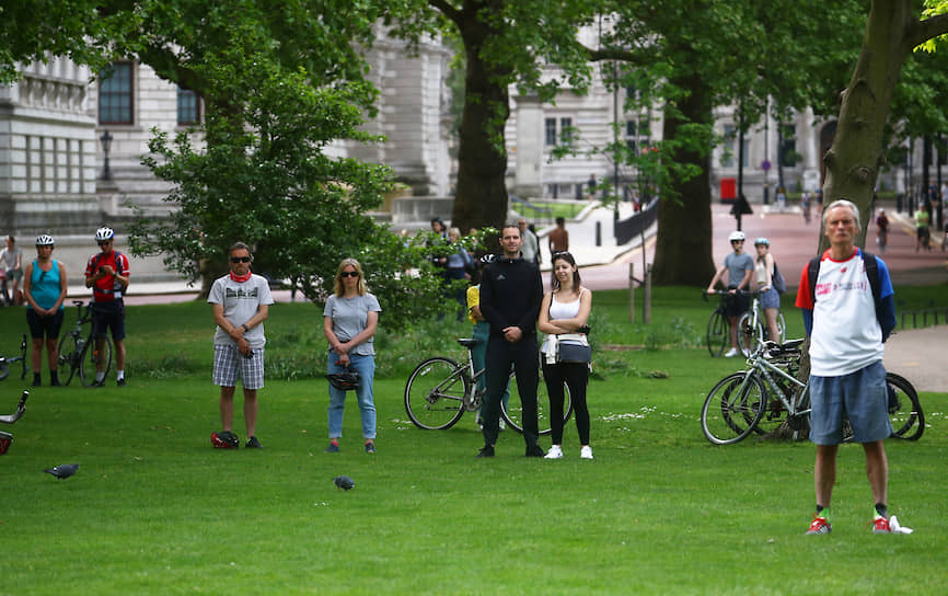 Лондон, Великобритания. Люди в парке во время минуты молчания