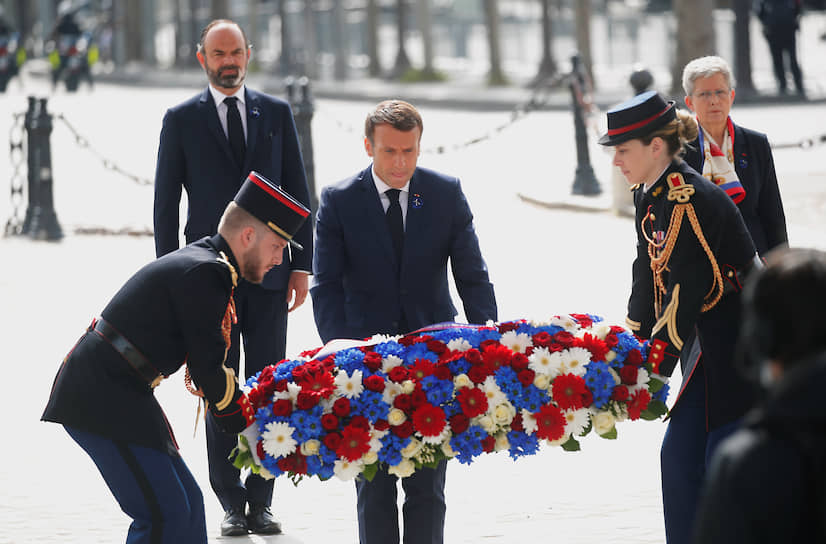 Париж, Франция. Президент республики Эмманюэль Макрон (в центре) возлагает венок у могилы Неизвестного солдата под Триумфальной аркой